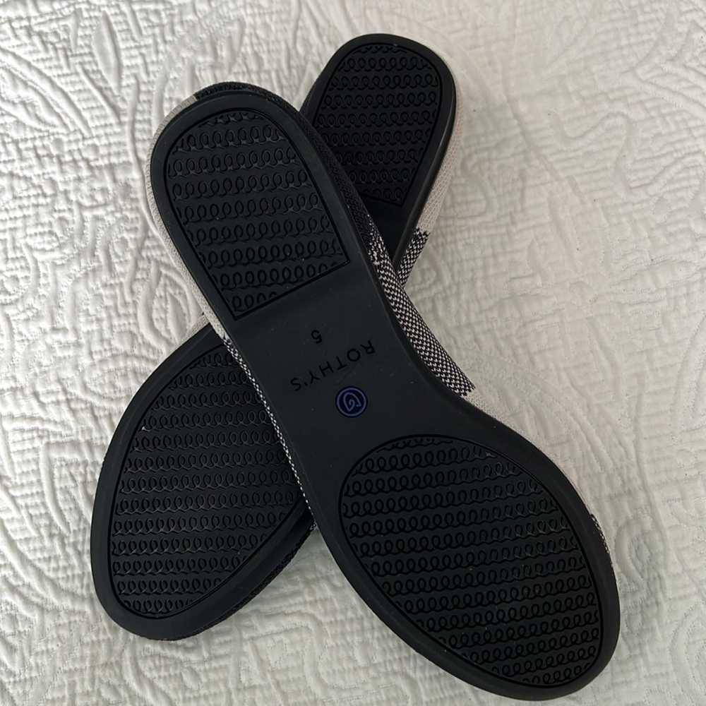 Rothy’s round toe in captor black - Picture 3 of 4